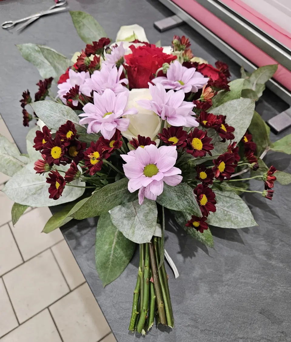 Bouquet bordeaux, rose et blanc aux roses et chrysanthèmes