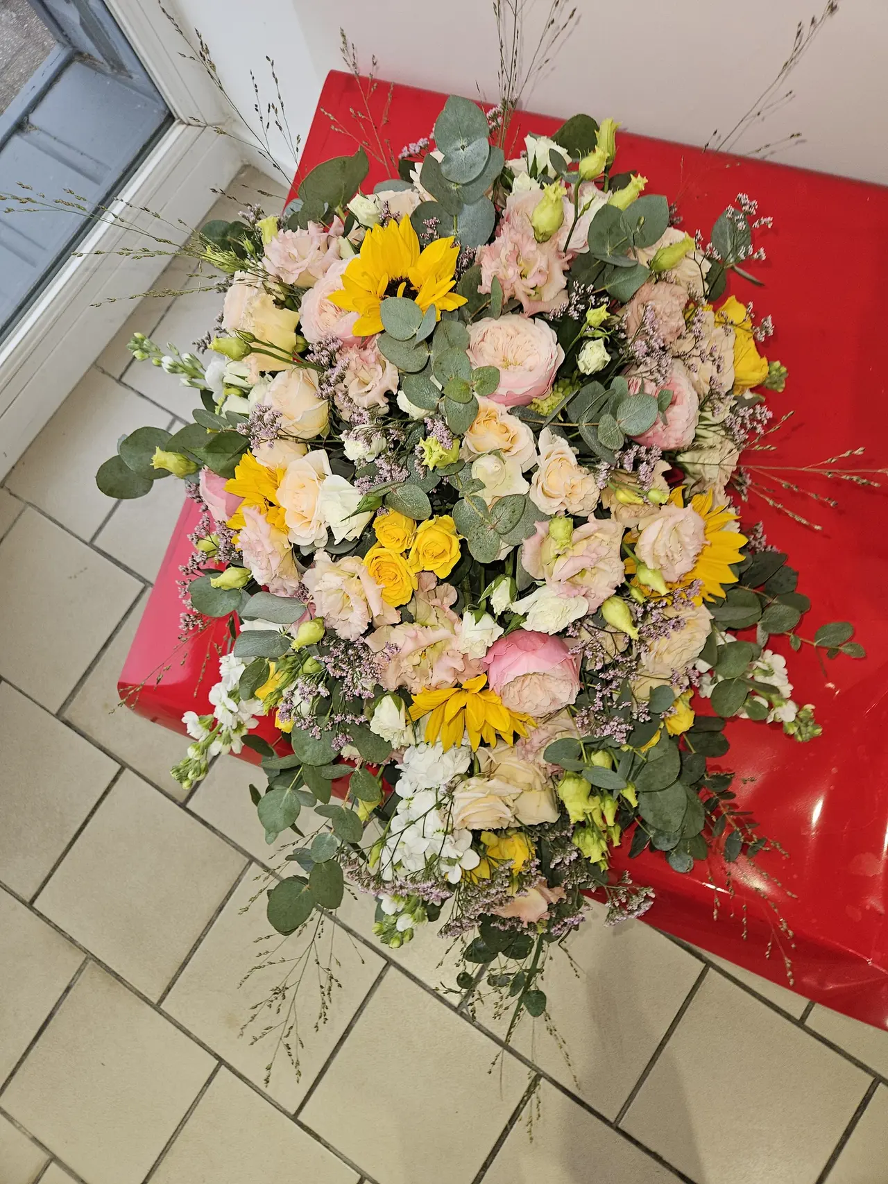 Bouquet champêtre jaune et rose aux tons doux