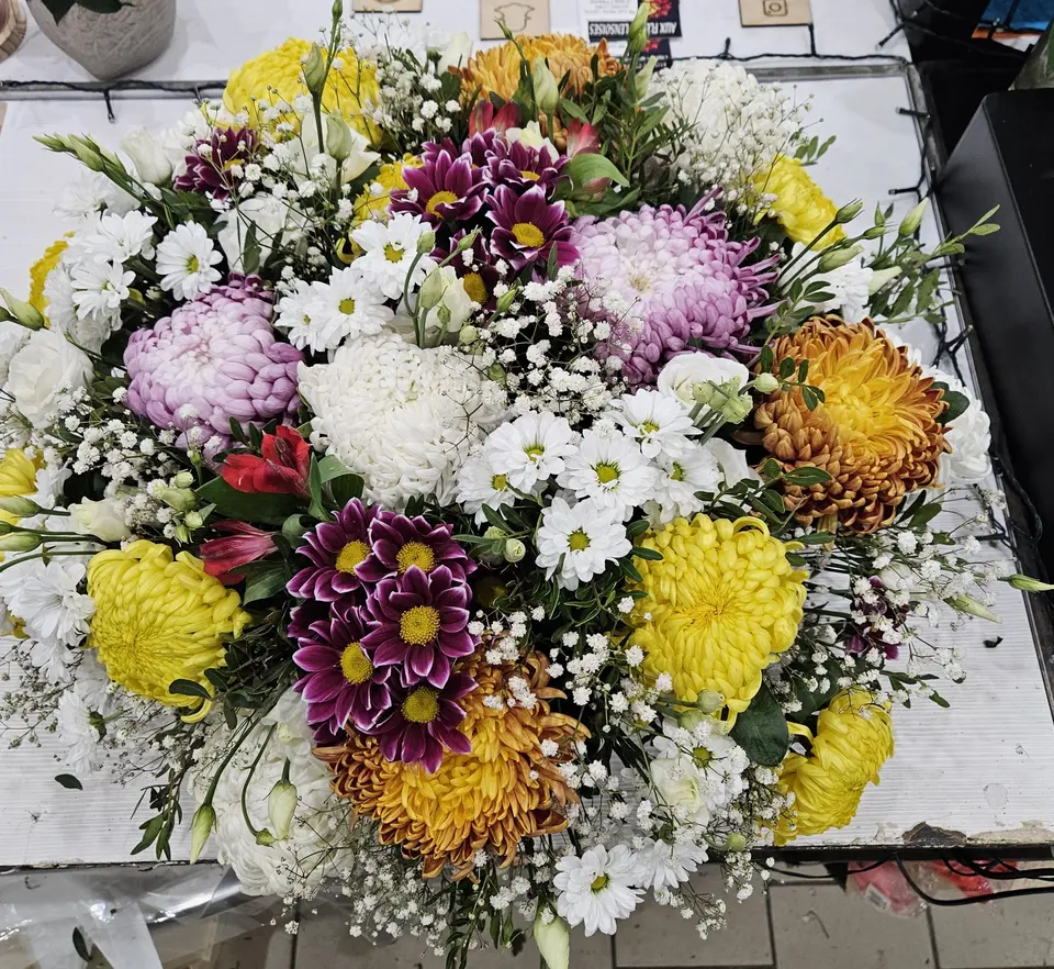 Bouquet de chrysanthèmes jaunes, violets et blancs avec gypsophile