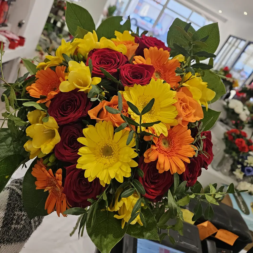 Bouquet jaune, orange et rouge aux gerberas et roses