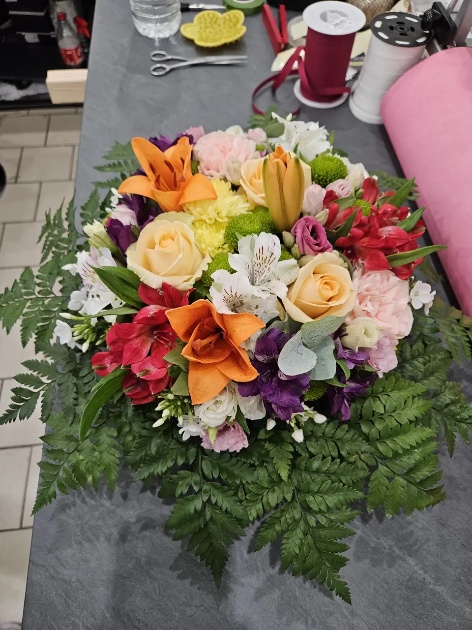 Bouquet orange et rose d'alstroemerias, roses et chrysanthèmes