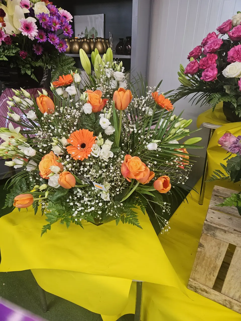 Bouquet orange et blanc aux roses et gypsophile