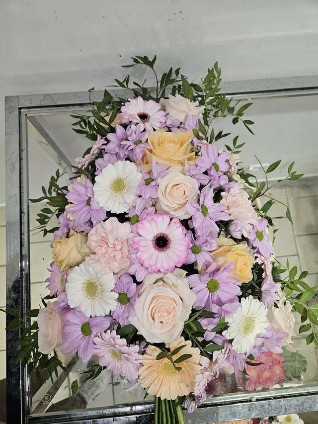 Bouquet pastel de gerberas, roses et chrysanthèmes parme