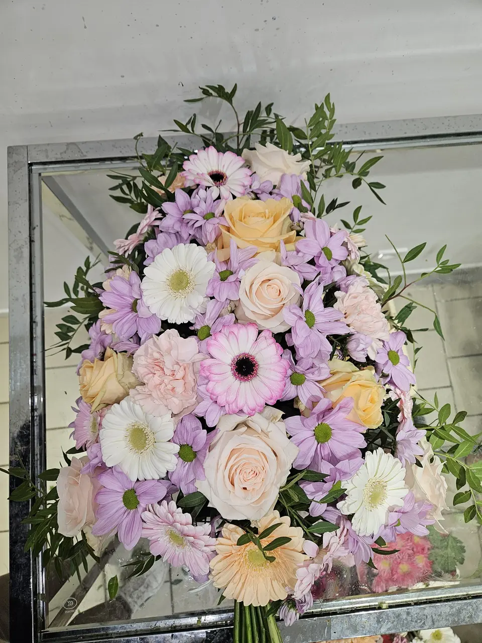 Bouquet pastel de gerberas, roses et chrysanthèmes parme