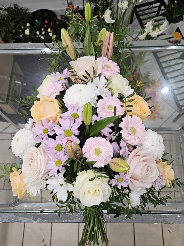 Bouquet pastel de gerberas et roses crème