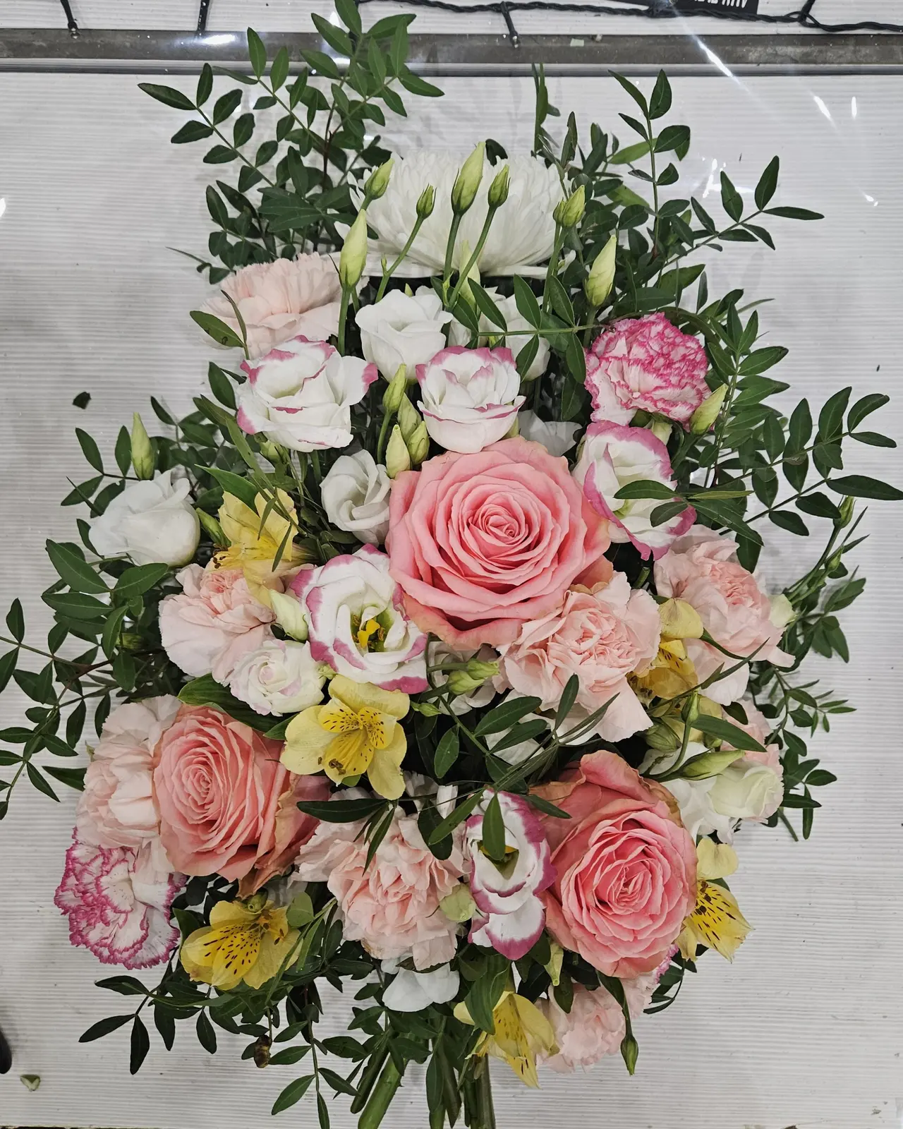 Bouquet pastel de roses, lisianthus et fleurs jaunes