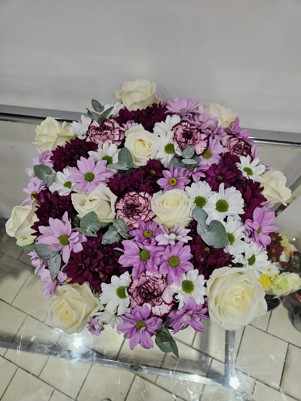 Bouquet rond blanc et prune aux chrysanthèmes et roses