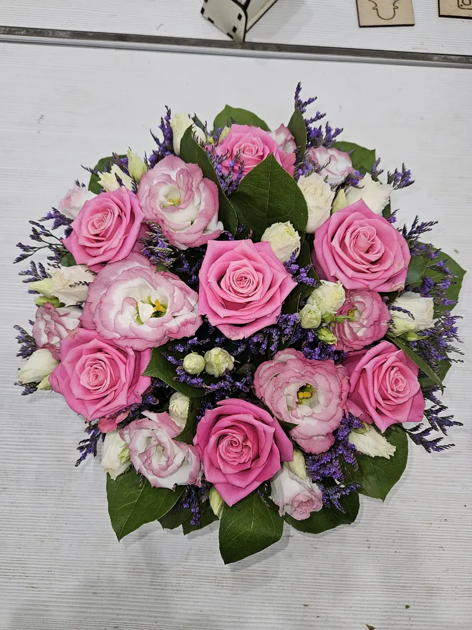 Bouquet rond de lisianthus et roses dans les tons rose poudré