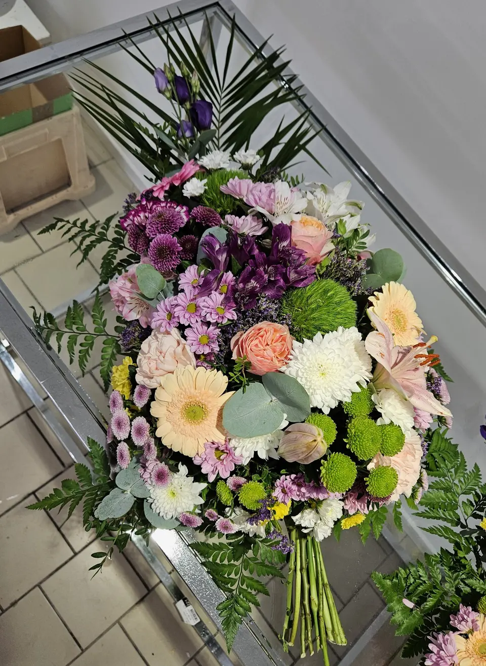 Bouquet rond mauve et vert aux chrysanthèmes et roses