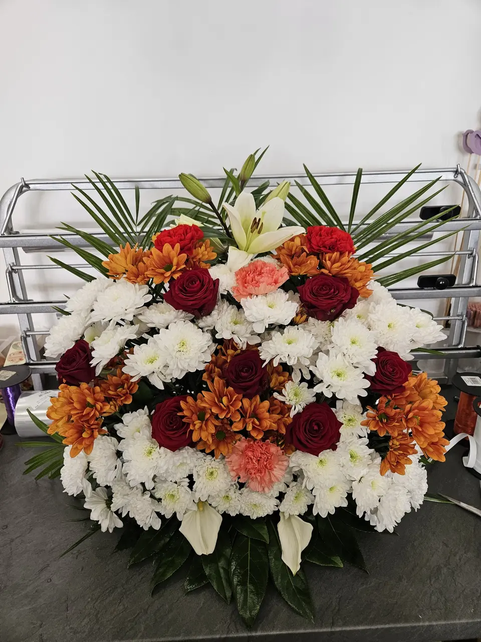 Bouquet rond orange et blanc aux gerberas et chrysanthèmes
