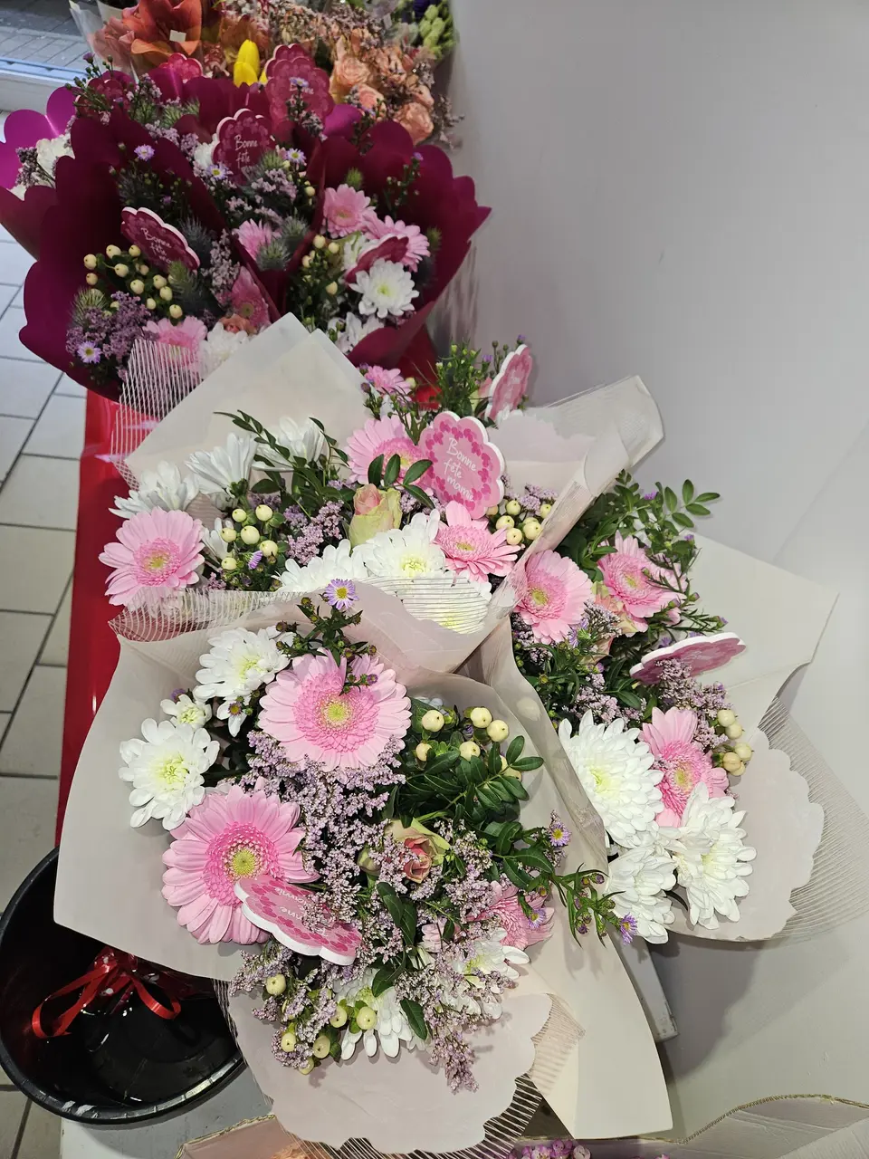 Bouquet rose et blanc emballé prêt à être offert