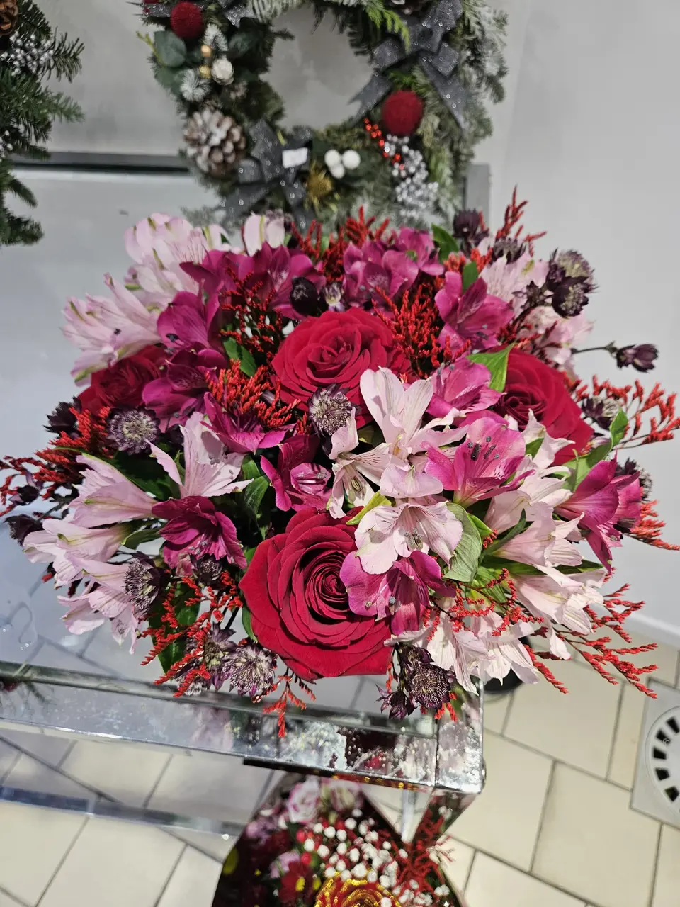 Bouquet rose fuchsia d'alstroemerias et roses