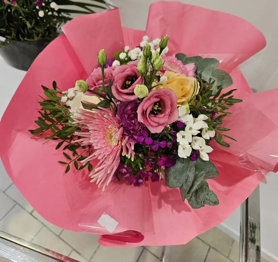 Petit bouquet rose dans son papier rose