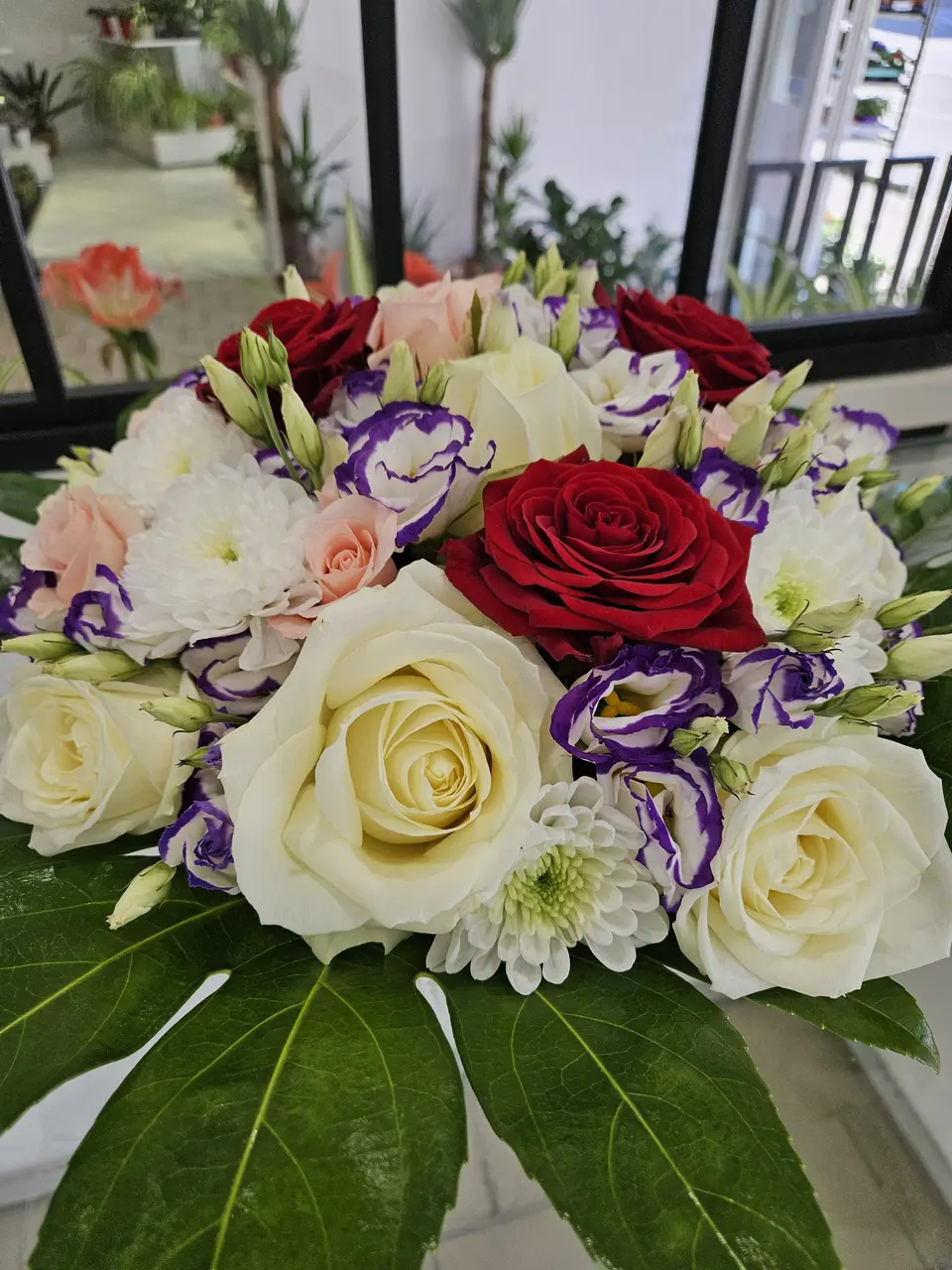 Bouquet de roses blanches, rouges et fleurs mauves
