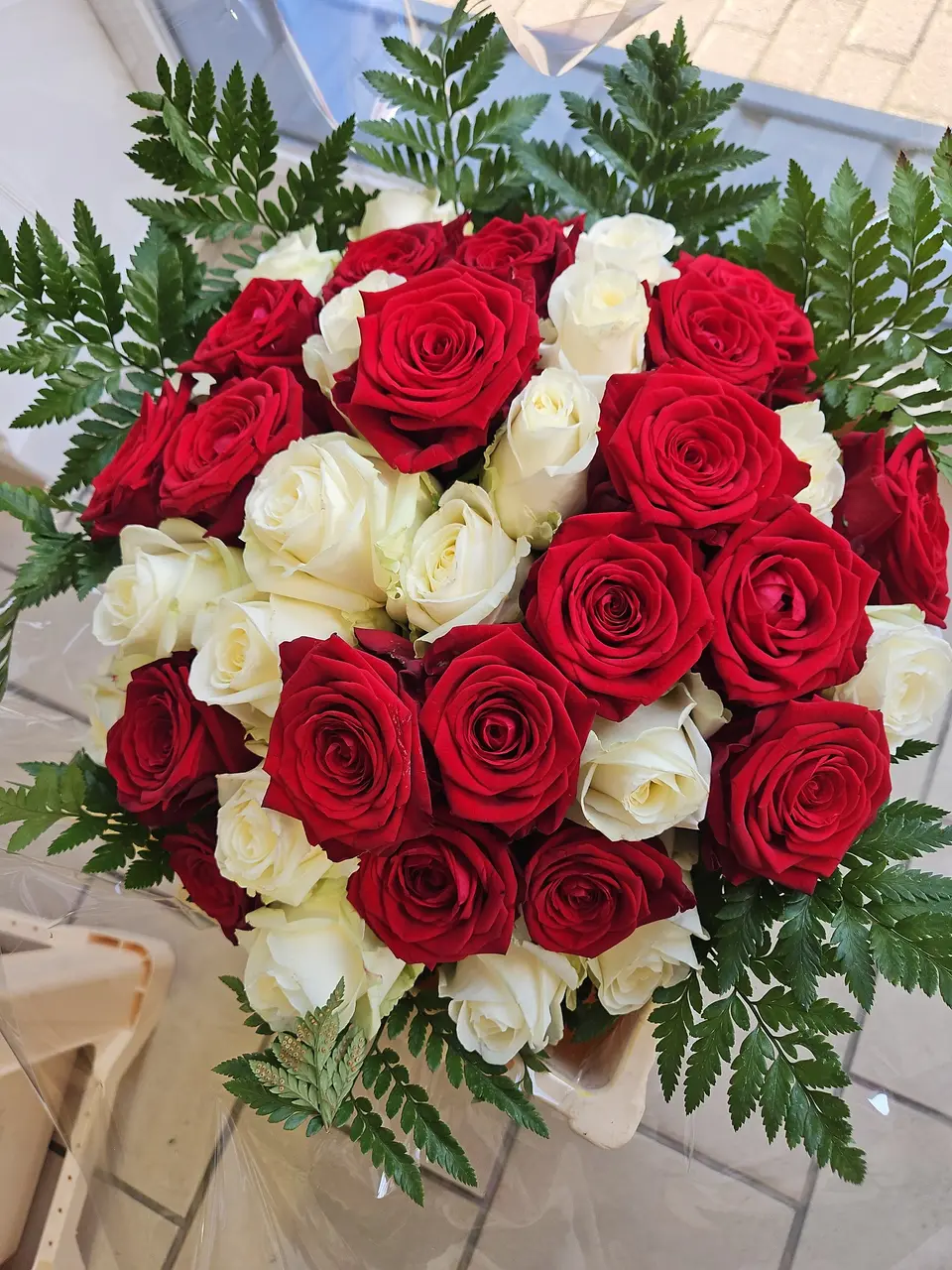 Bouquet rond de roses rouges et blanches