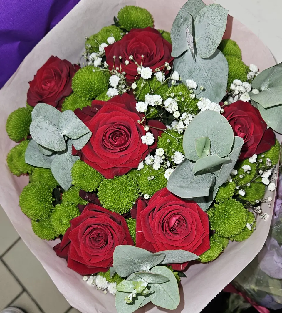 Bouquet de roses rouges, chrysanthèmes verts et eucalyptus