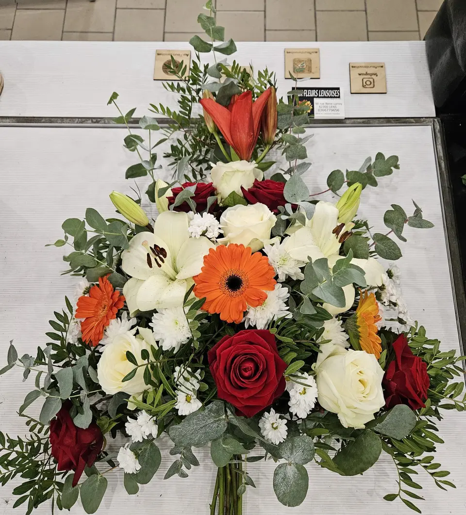 Bouquet de roses rouges, gerberas orange et eucalyptus