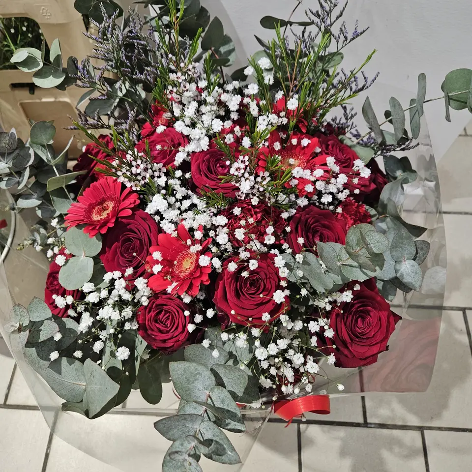 Bouquet de roses rouges, gypsophile et eucalyptus