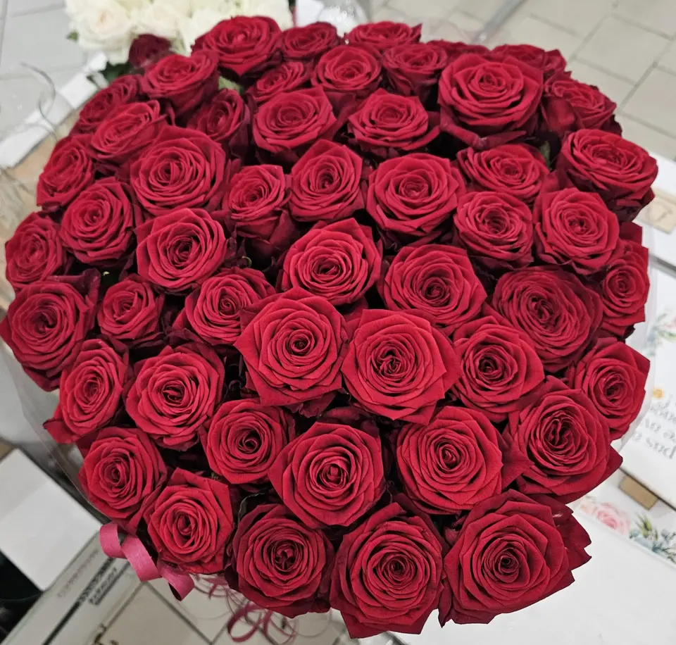 Bouquet rond de roses rouges vu de dessus