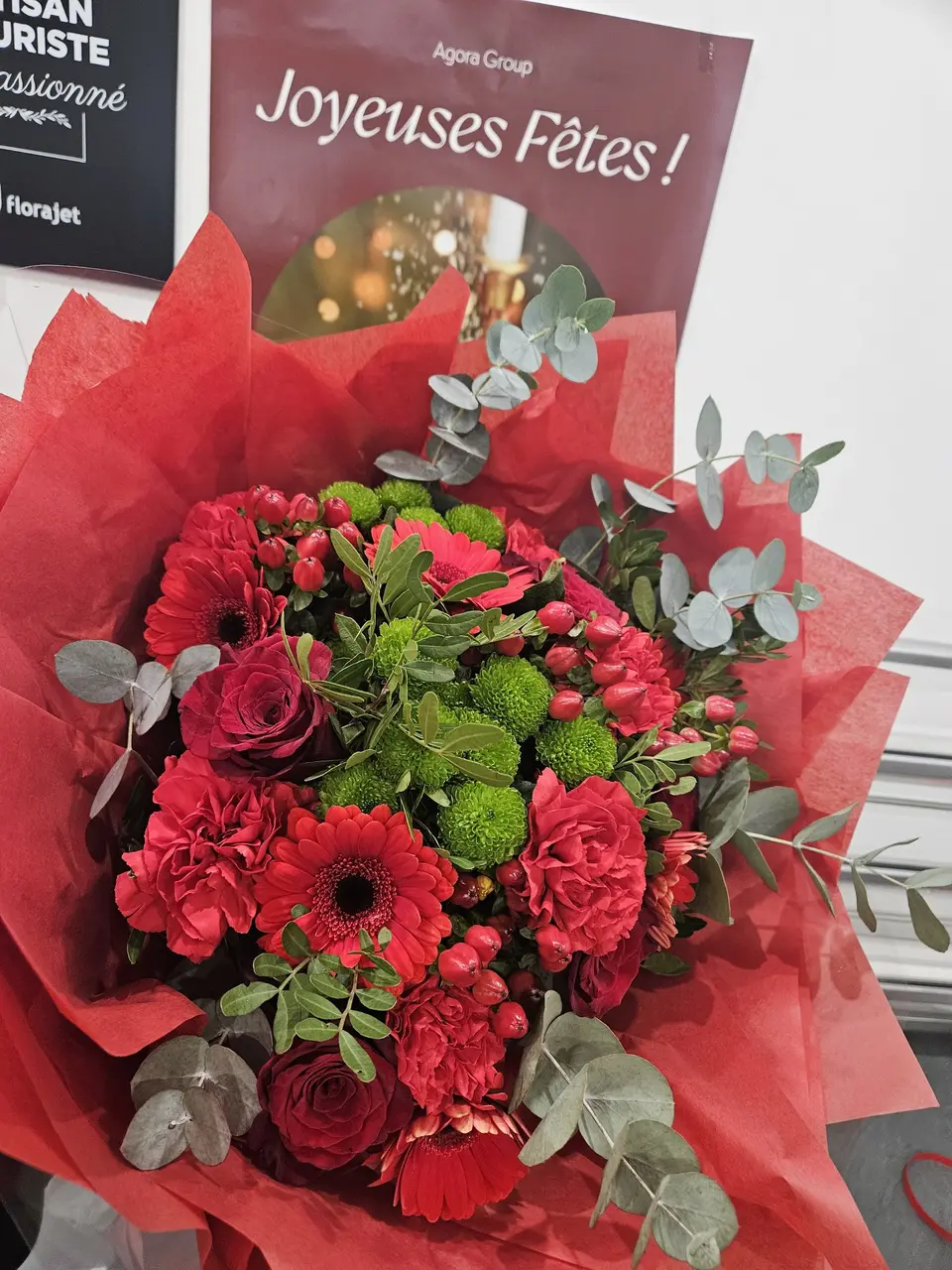 Bouquet rouge de fêtes aux roses et gerberas
