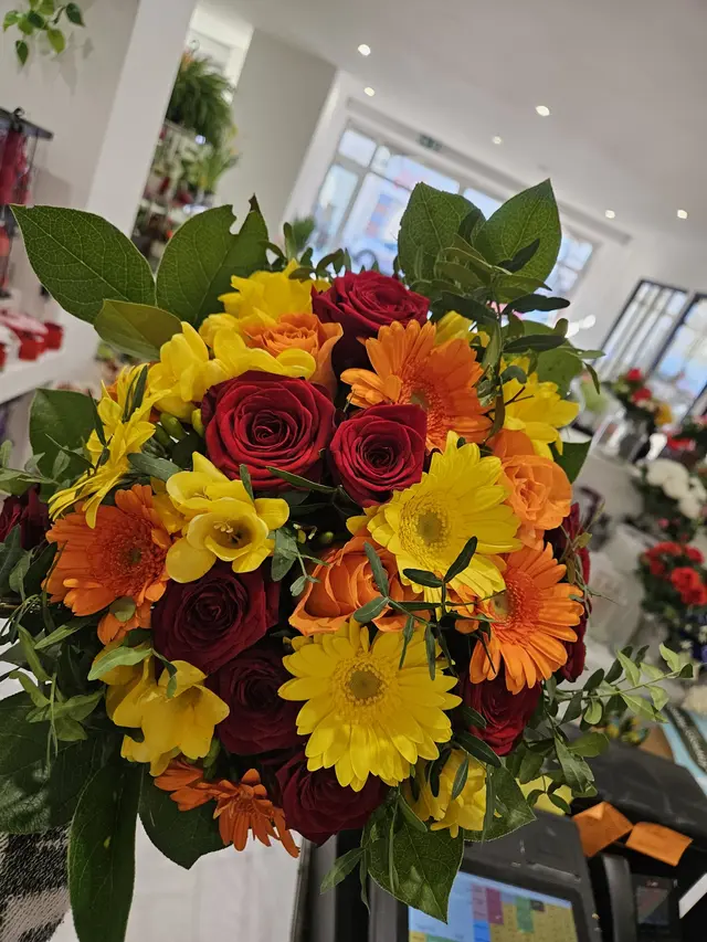 Bouquet chaleureux rouge, jaune et orange