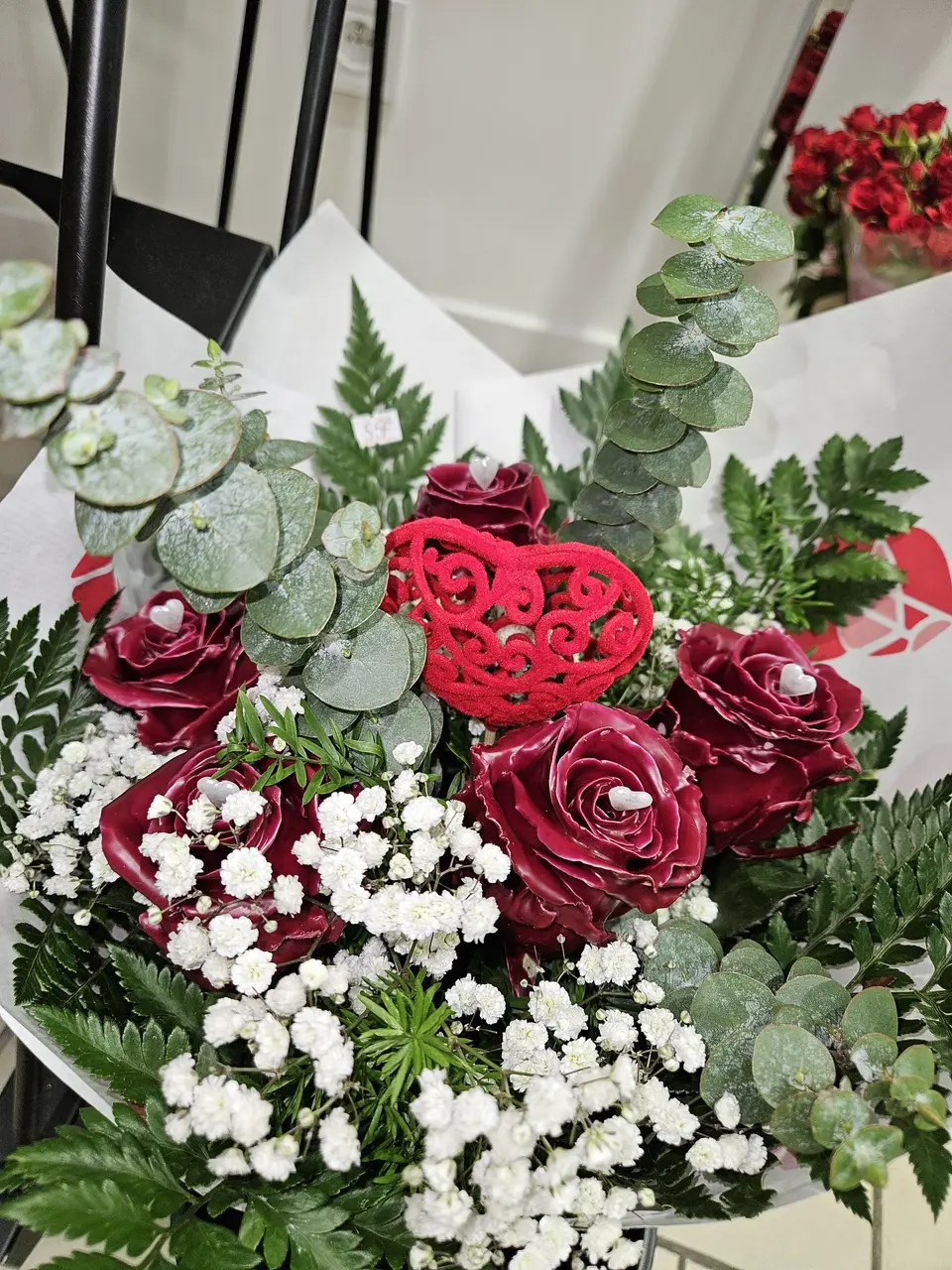Bouquet de Saint-Valentin aux roses rouges et gypsophile