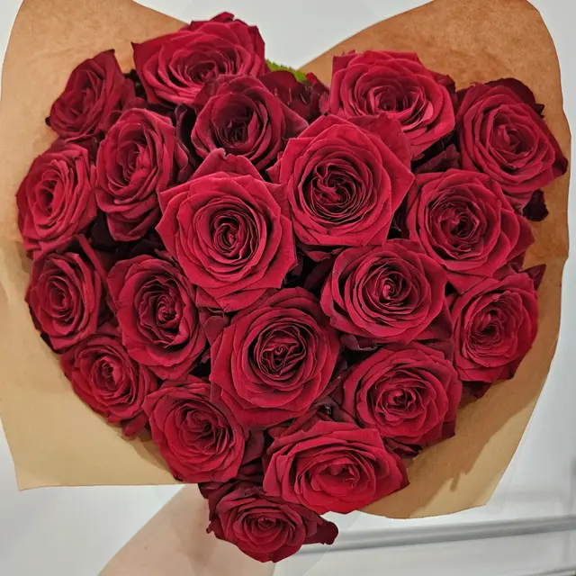 Cœur de roses rouges dans son papier kraft