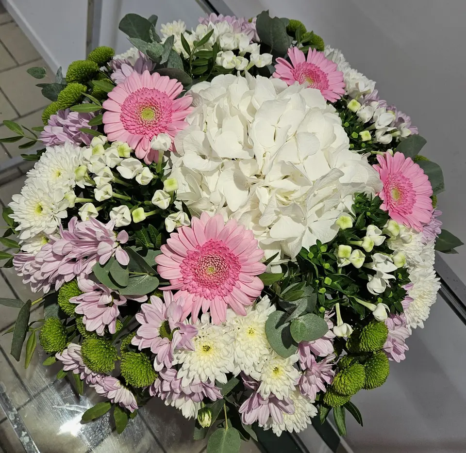 Composition d'hortensia blanc, gerberas roses et chrysanthèmes