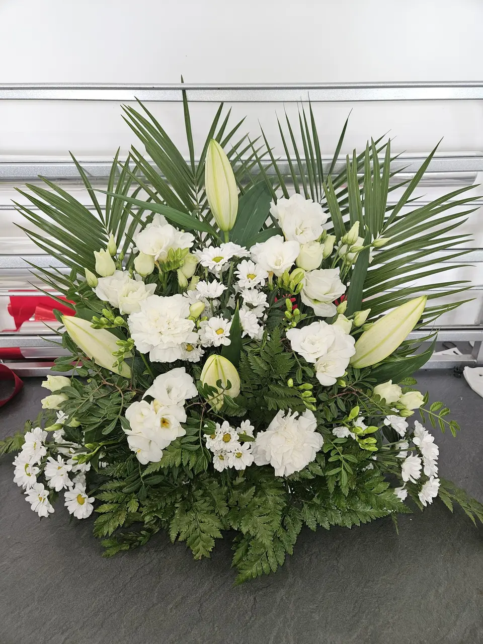 Composition de lys blancs, roses et feuillage