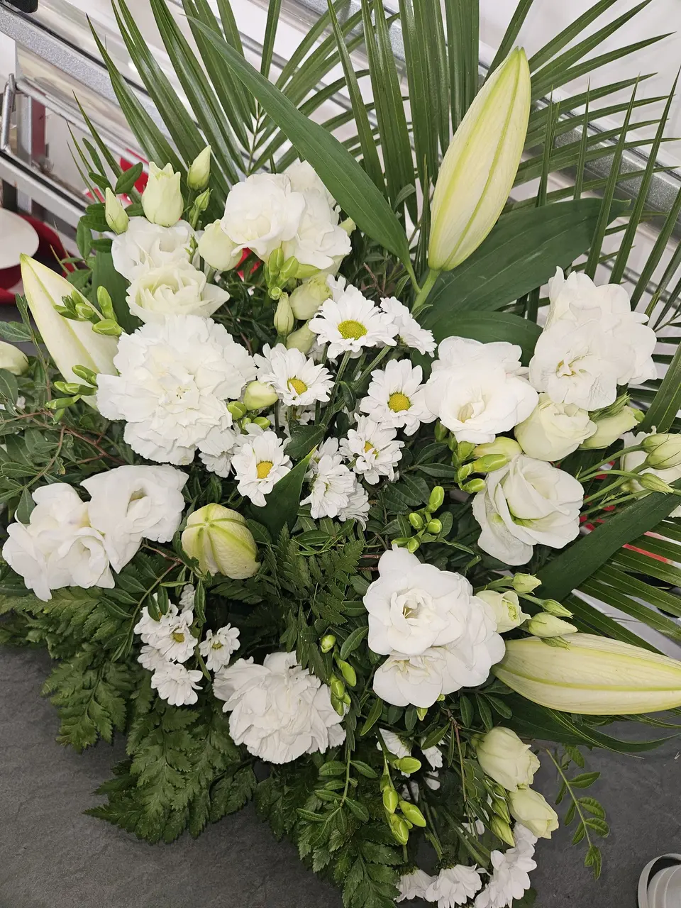 Composition de lys et roses blanches