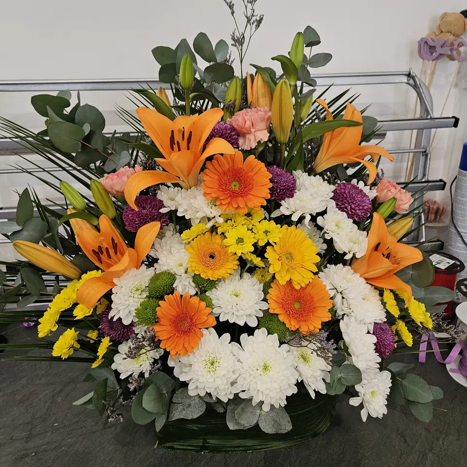 Composition de lys orange, gerberas jaunes et chrysanthèmes