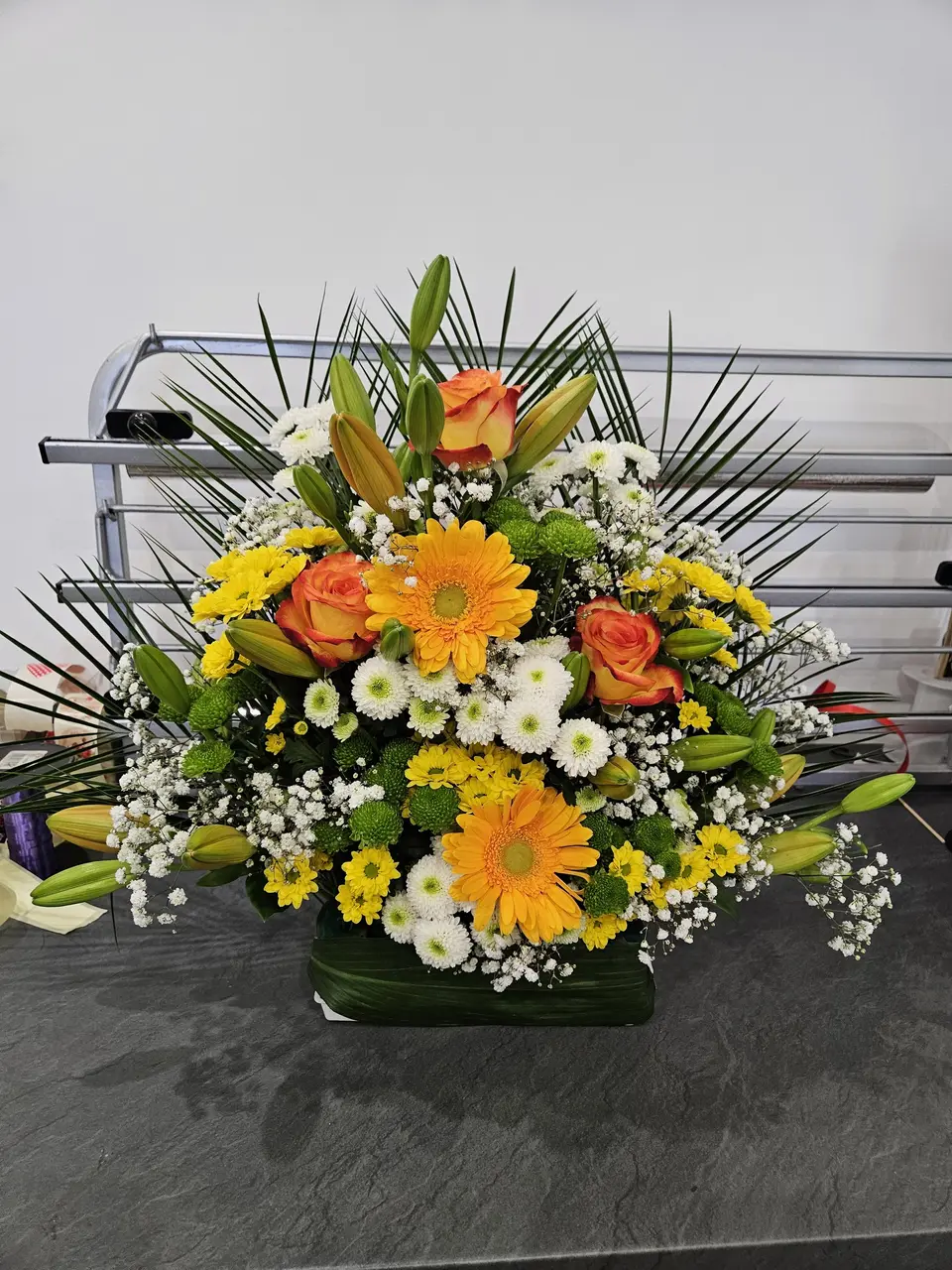 Composition orange et jaune aux gerberas et roses
