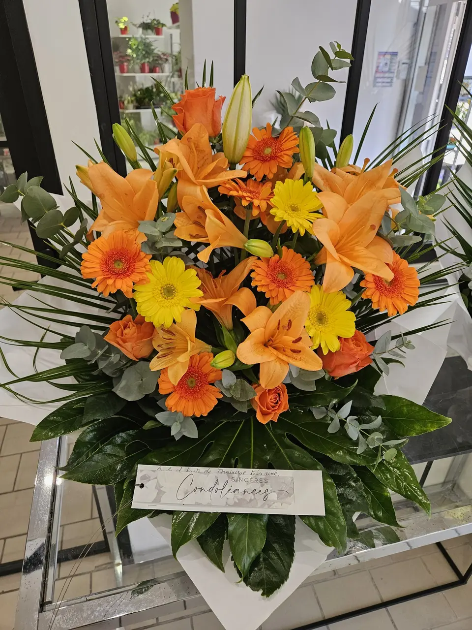 Composition orange de lys, gerberas et roses