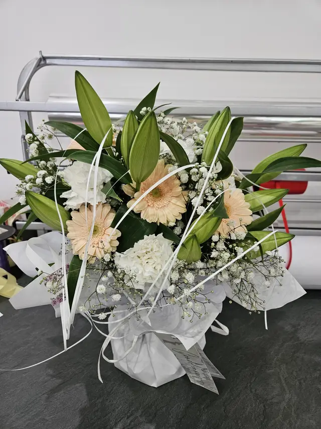 Composition pêche et blanche aux gerberas et roses