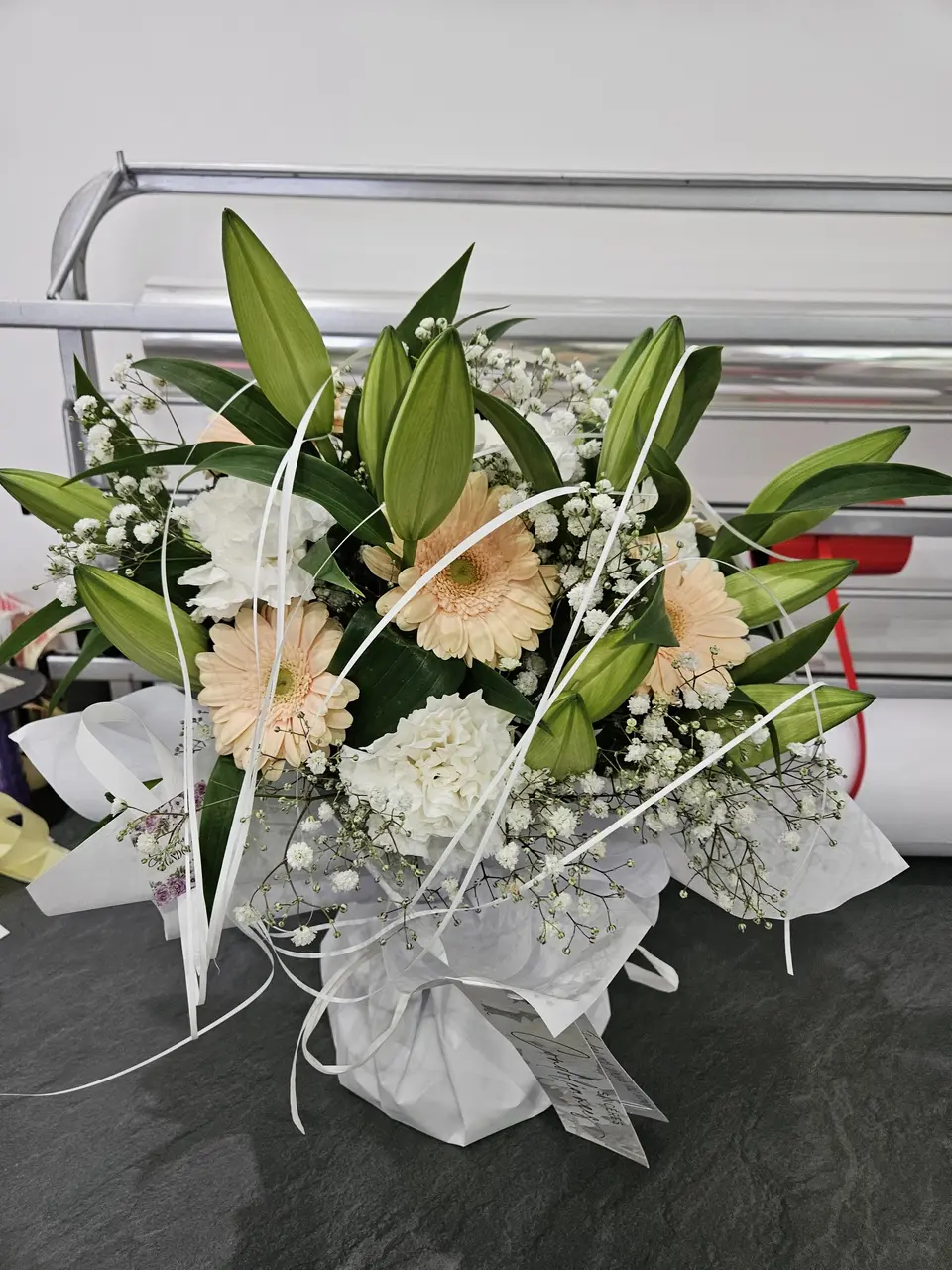 Composition pêche et blanche aux gerberas et roses