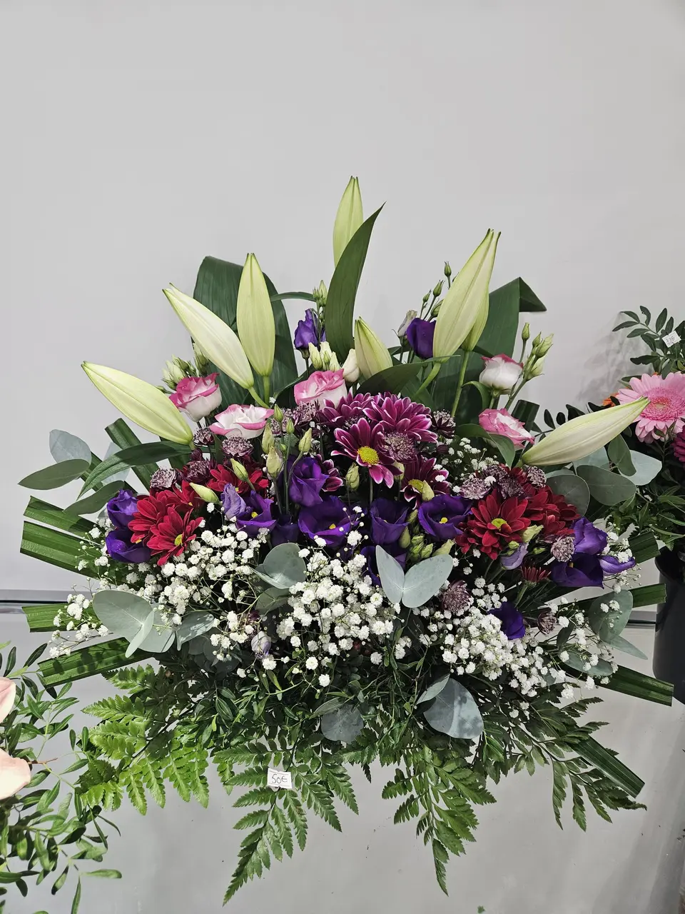 Composition prune, rose et orange avec lys et roses