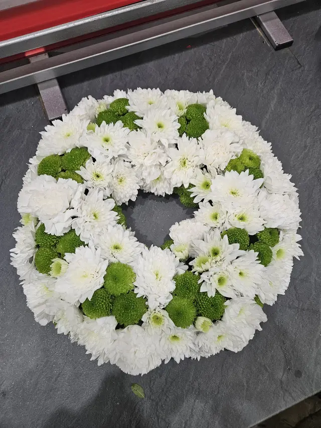 Couronne de deuil blanche et verte