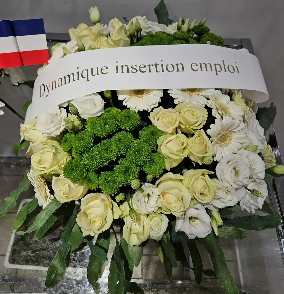 Couronne blanche et verte avec ruban d'organisme