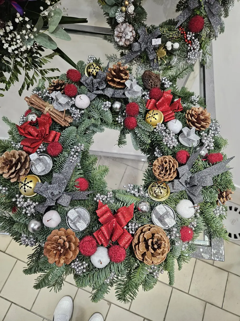 Couronne de Noël aux pommes de pin et boules rouges