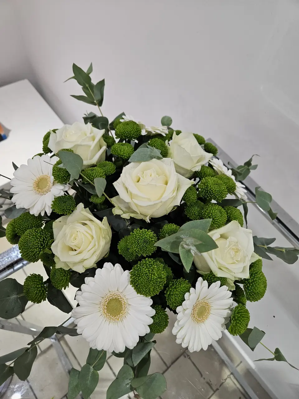 Coussin de deuil blanc aux roses, gerberas et eucalyptus