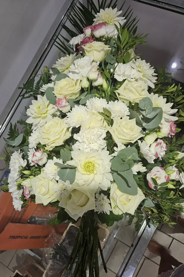 Gerbe de deuil blanche aux chrysanthèmes et roses