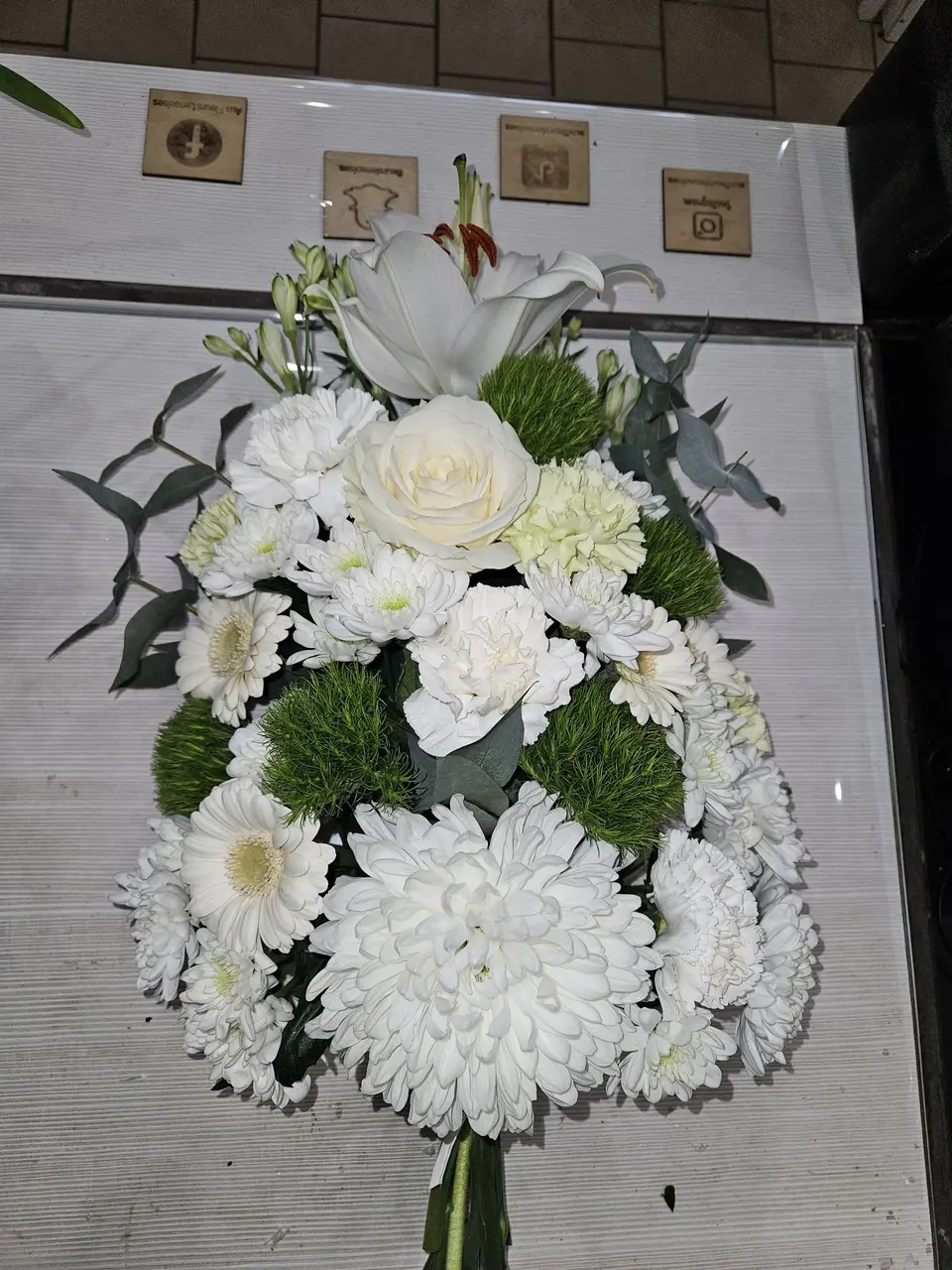 Gerbe de deuil blanche avec lys et chrysanthèmes