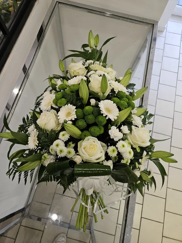 Gerbe de deuil blanche aux roses et chrysanthèmes