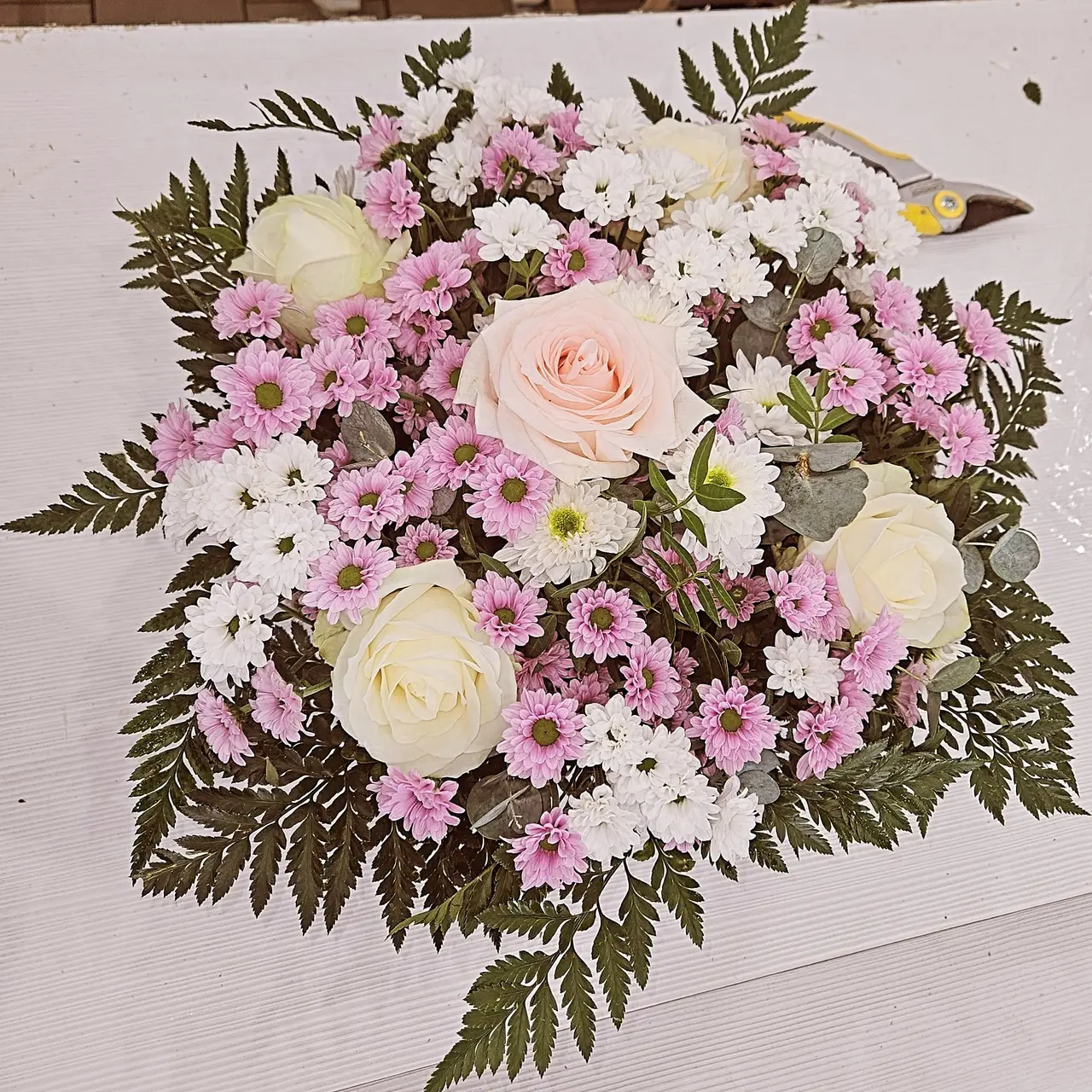 Gerbe de deuil rose et blanche avec roses et chrysanthèmes