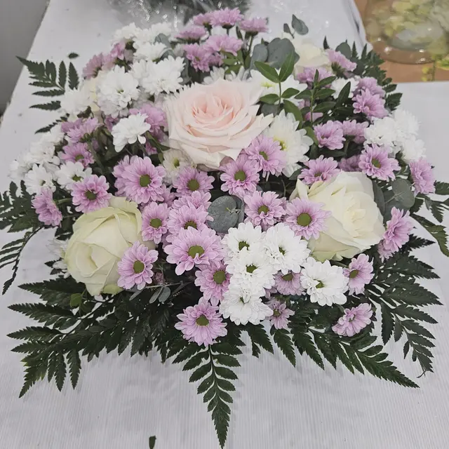 Gerbe de deuil rose pastel avec roses et fougère