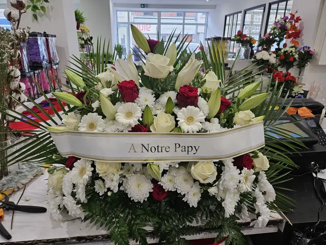 Gerbe de deuil blanche avec ruban d'hommage