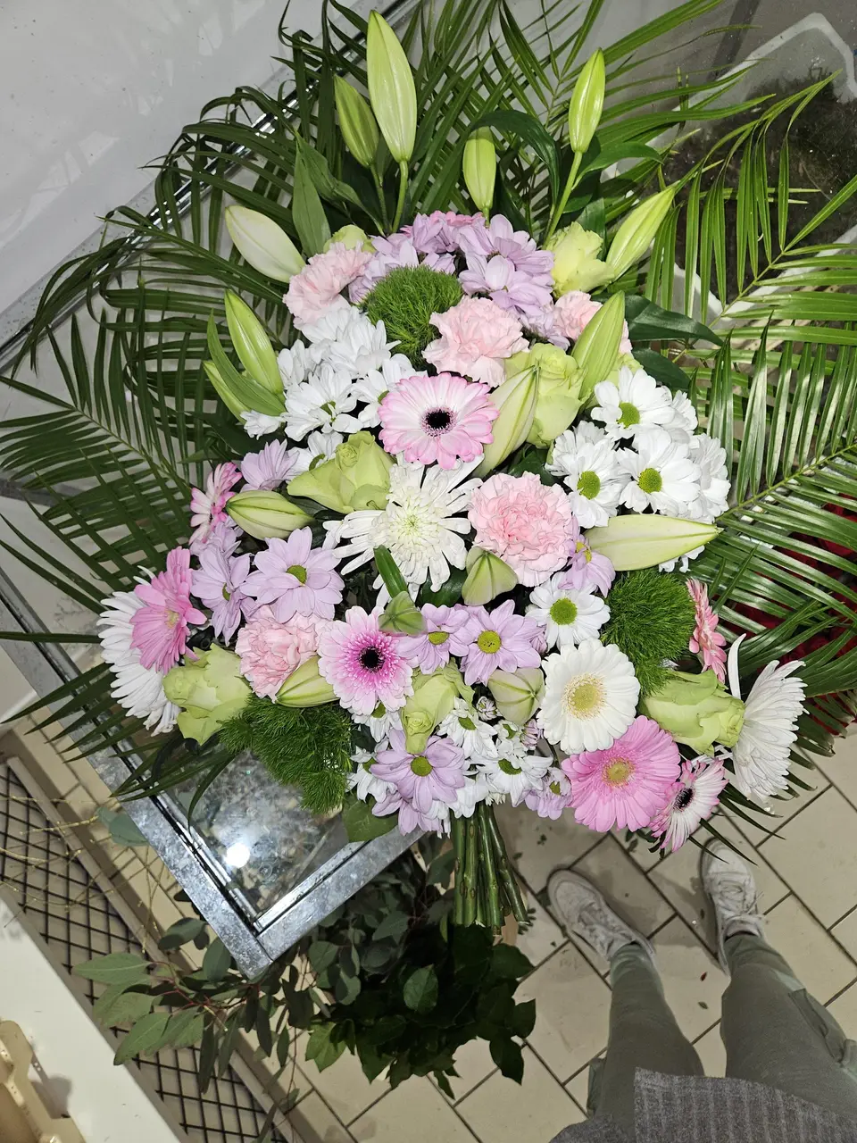Gerbe piquée rose et blanche avec lys et gerberas