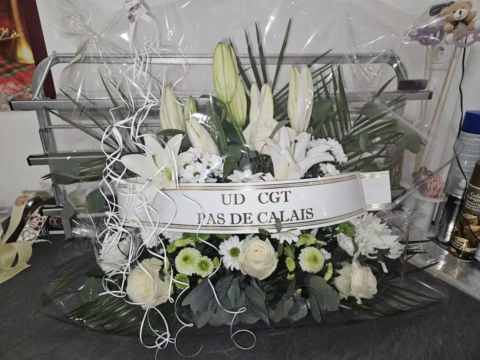 Gerbe blanche avec ruban d'organisation