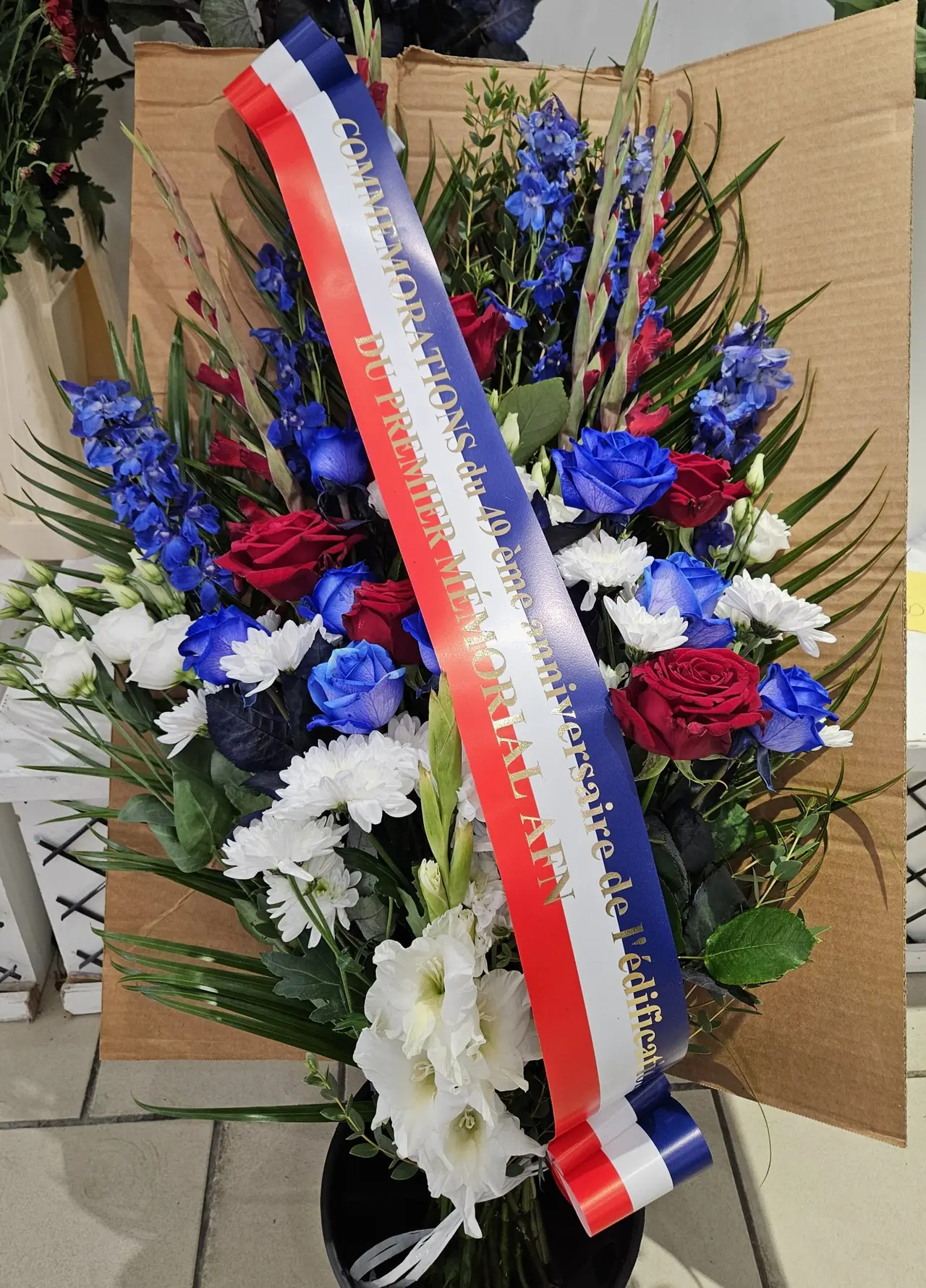 Gerbe tricolore avec delphinium bleu et roses rouges