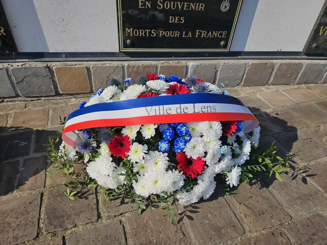 Gerbe Ville de Lens déposée devant un monument aux morts